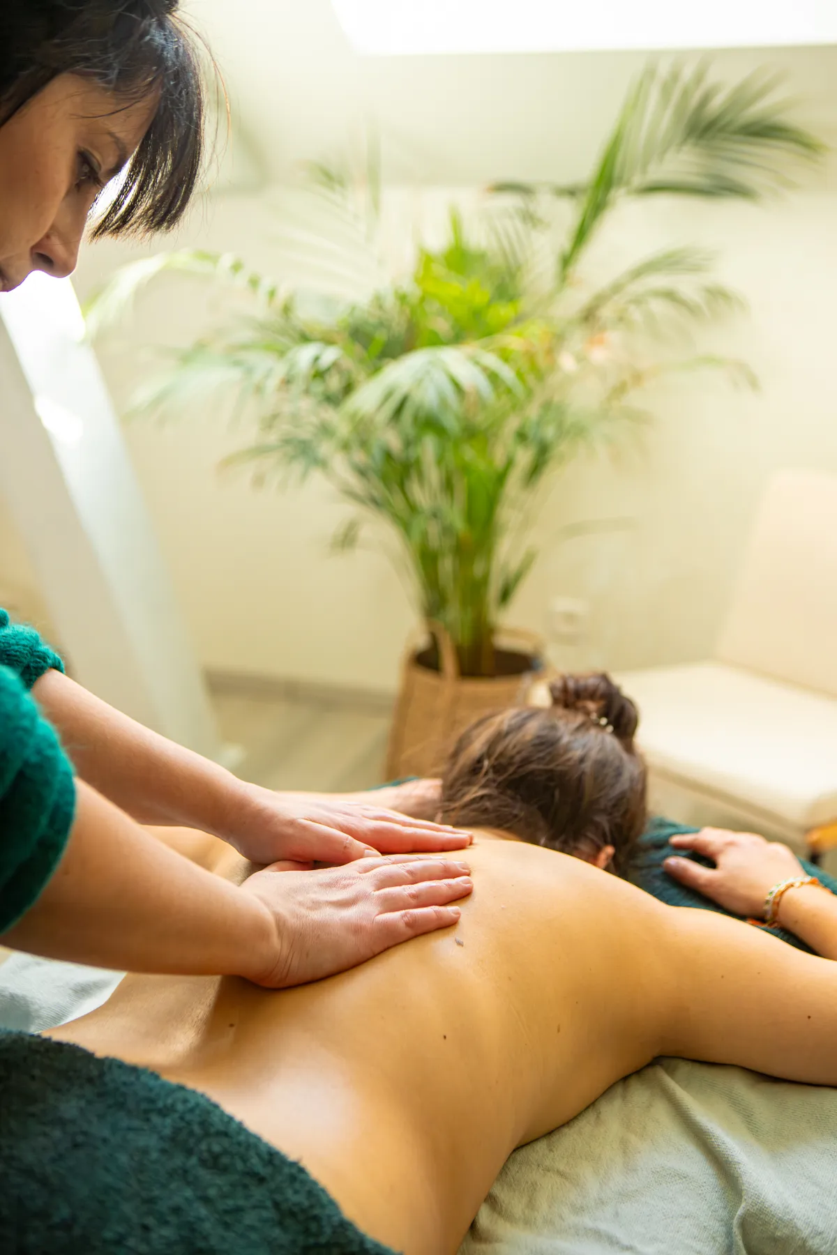 Massage avec plantes